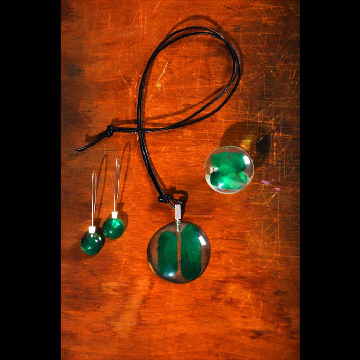 Kézi festett plexiglass nyaklánc, fülbevaló és gyűrű, zöld színben. A bubble kollekció tagjai. 